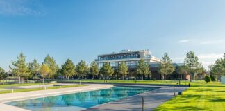 Nowoczesny basen wśród zieleni w ukraińskim kurorcie spa
