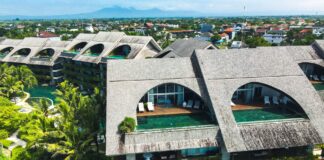 Nowoczesny resort na Bali z basenem otoczonym tropikalną zielenią