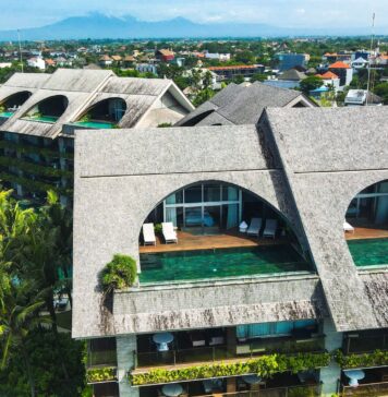 Nowoczesny resort na Bali z basenem otoczonym tropikalną zielenią