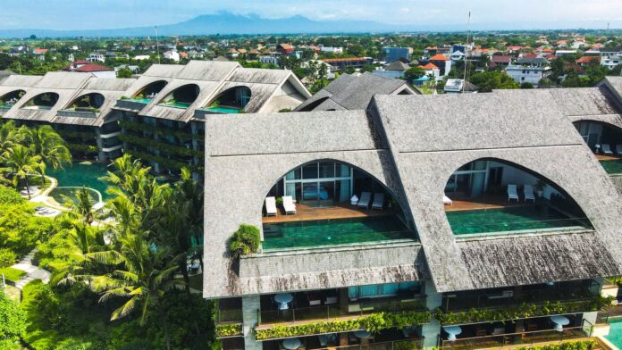 Nowoczesny resort na Bali z basenem otoczonym tropikalną zielenią Nowoczesny resort na Bali z basenem otoczonym tropikalną zielenią