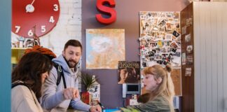 Para meldująca się w recepcji hostelu w Argentynie