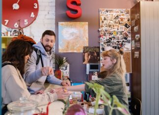 Para meldująca się w recepcji hostelu w Argentynie