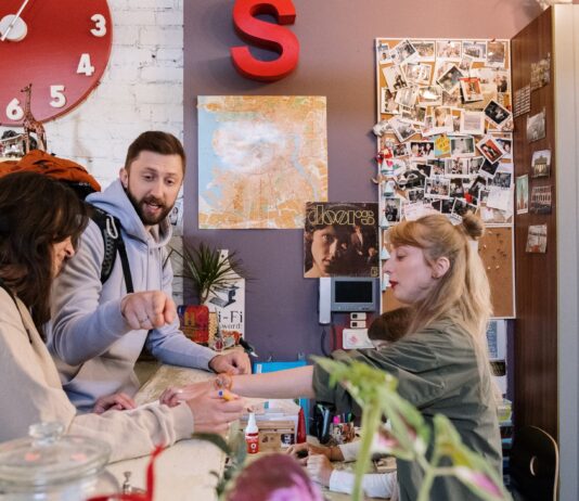 Para meldująca się w recepcji hostelu w Argentynie