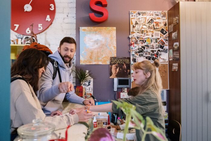 Para meldująca się w recepcji hostelu w Argentynie