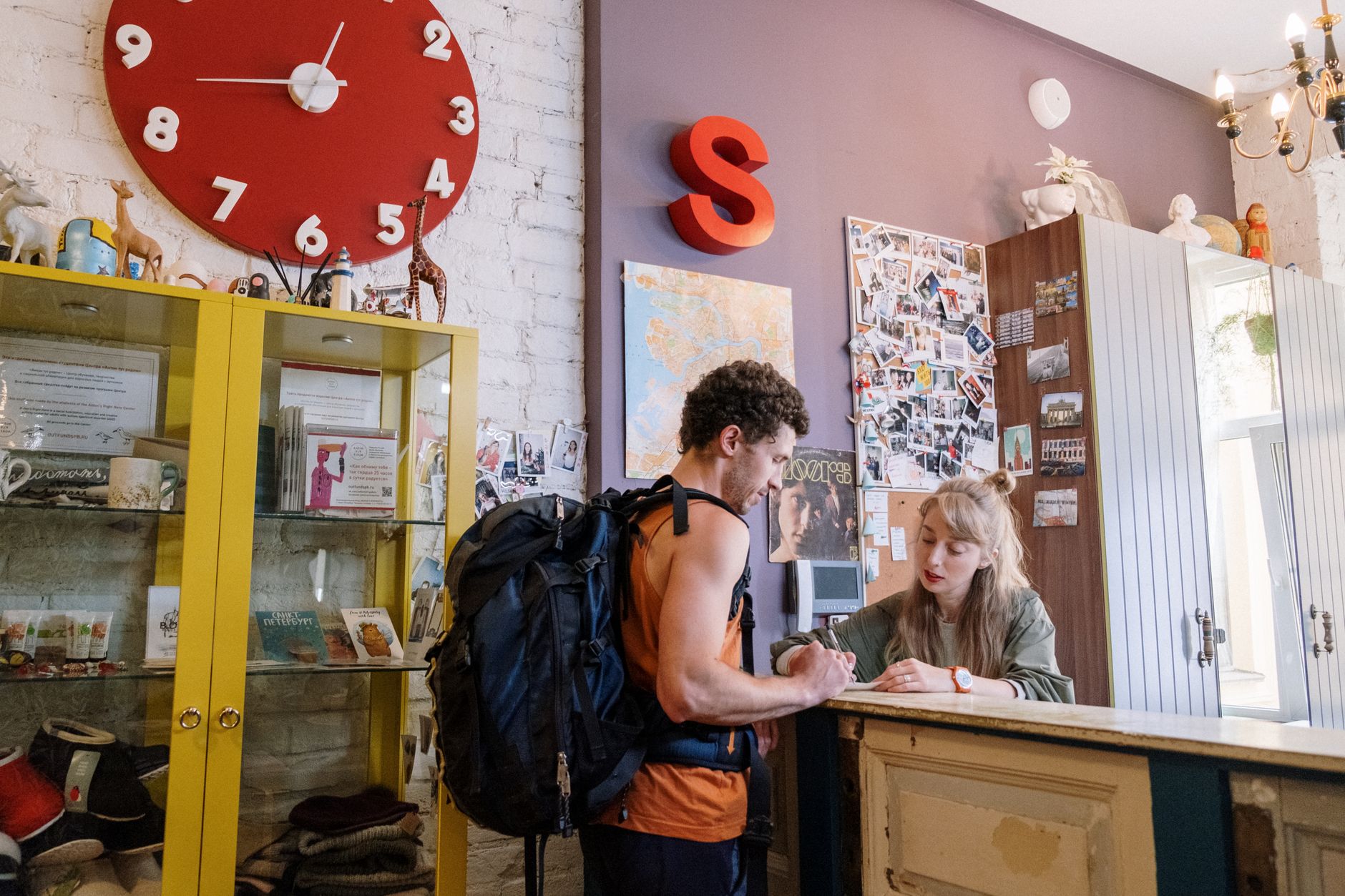 Podróżnik z plecakiem przy recepcji hostelu w Argentynie