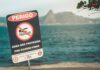 Znak ostrzegawczy na plaży w Rio de Janeiro informujący o braku ratownika