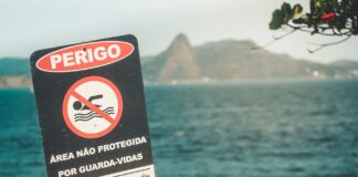 Znak ostrzegawczy na plaży w Rio de Janeiro informujący o braku ratownika