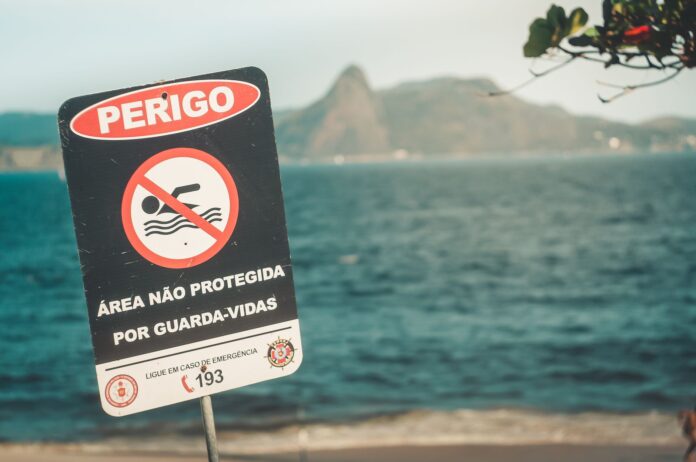 Znak ostrzegawczy na plaży w Rio de Janeiro informujący o braku ratownika