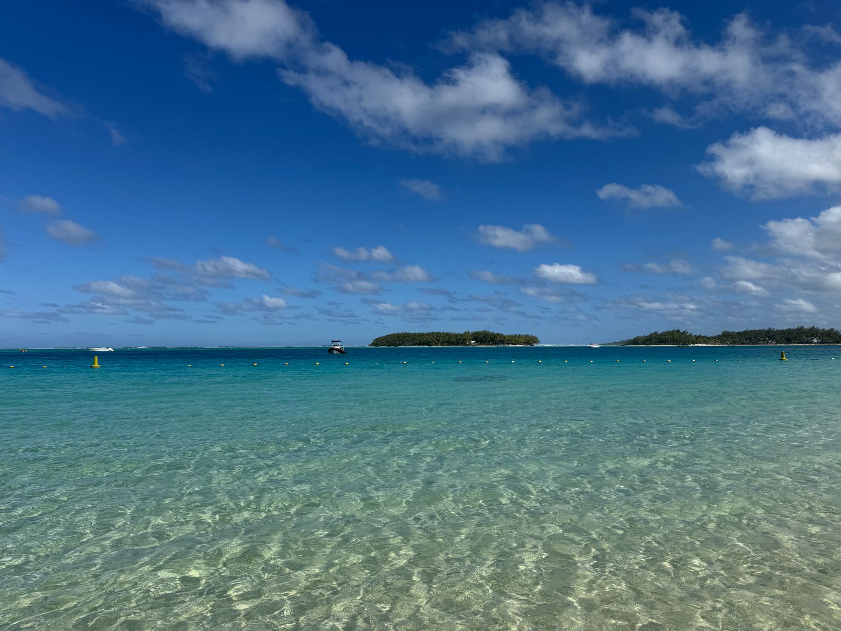 Krystalicznie czysta woda w Blue Bay na Mauritiusie pod błękitnym niebem