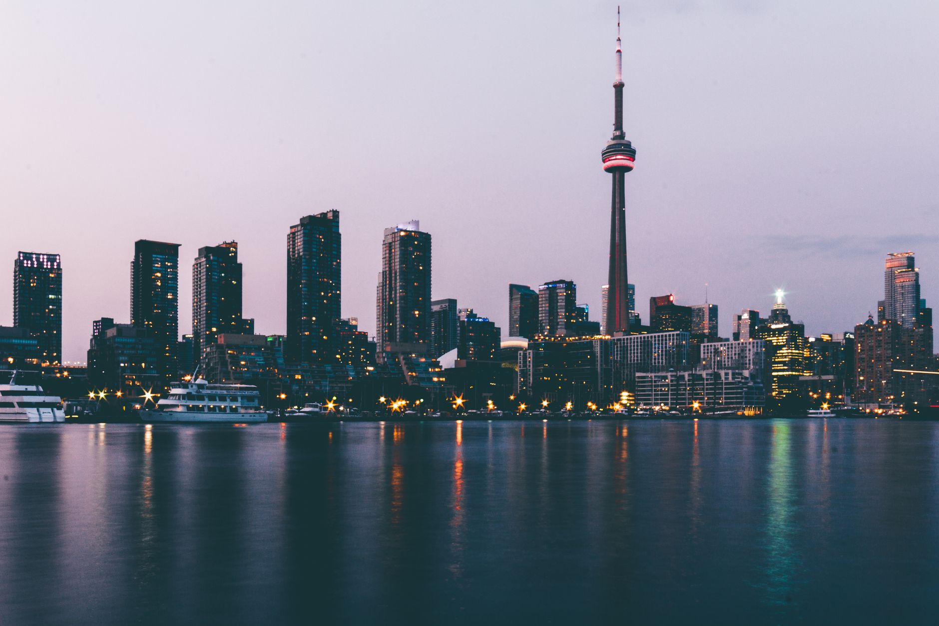 Nocna panorama Toronto z CN Tower odbijającą się w wodzie