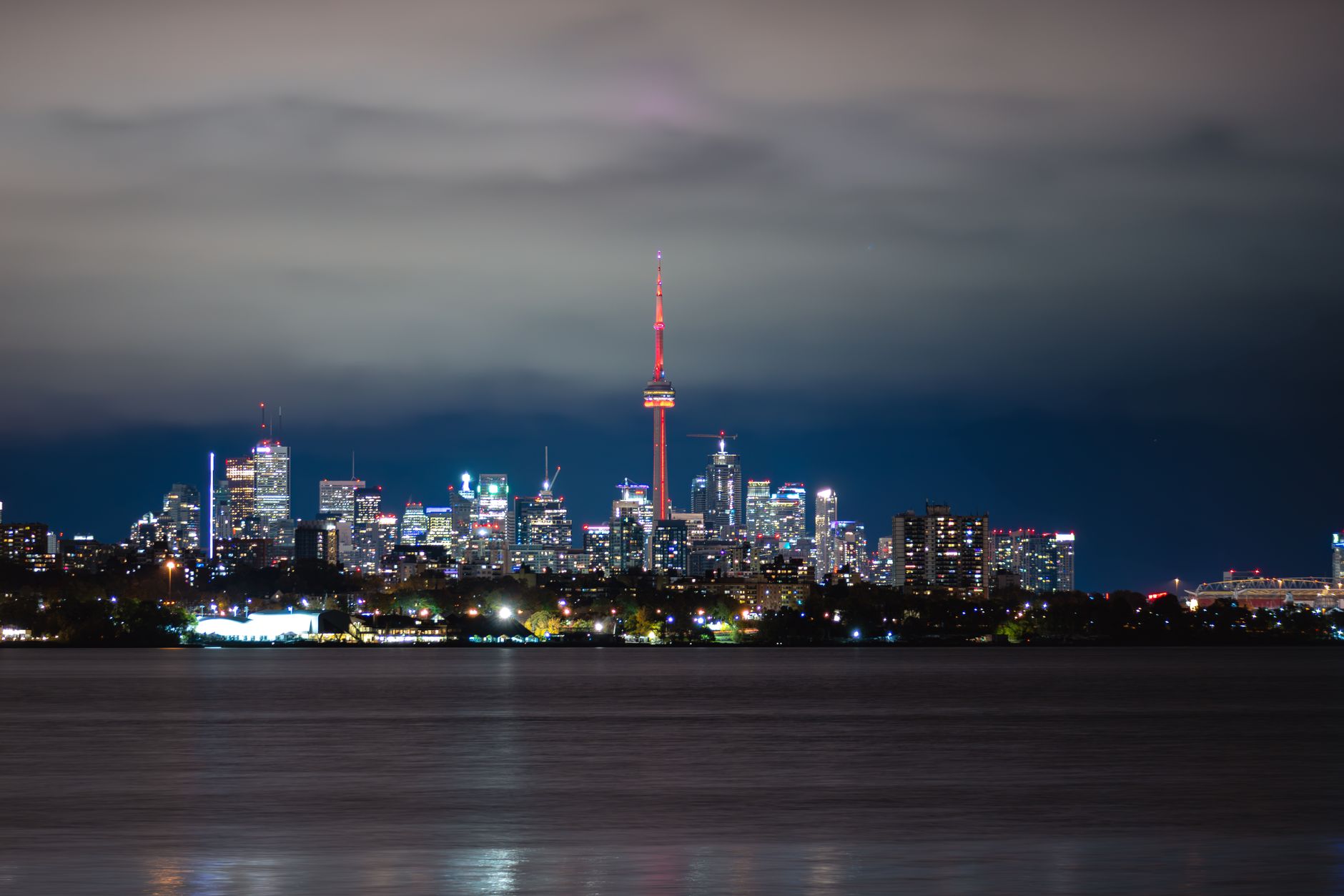 Nocna panorama Toronto z podświetloną wieżą CN i wieżowcami