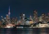 Nocna panorama Toronto z podświetloną wieżą CN odbijającą się w wodzie