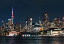 Nocna panorama Toronto z podświetloną wieżą CN odbijającą się w wodzie