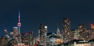 Nocna panorama Toronto z podświetloną wieżą CN odbijającą się w wodzie
