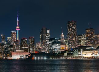 Nocna panorama Toronto z podświetloną wieżą CN odbijającą się w wodzie