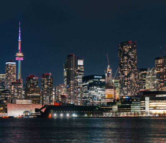 Gdzie spać w Toronto: sprawdzone dzielnice, hotele i apartamenty na każdą kieszeń Nocna panorama Toronto z podświetloną wieżą CN odbijającą się w wodzie