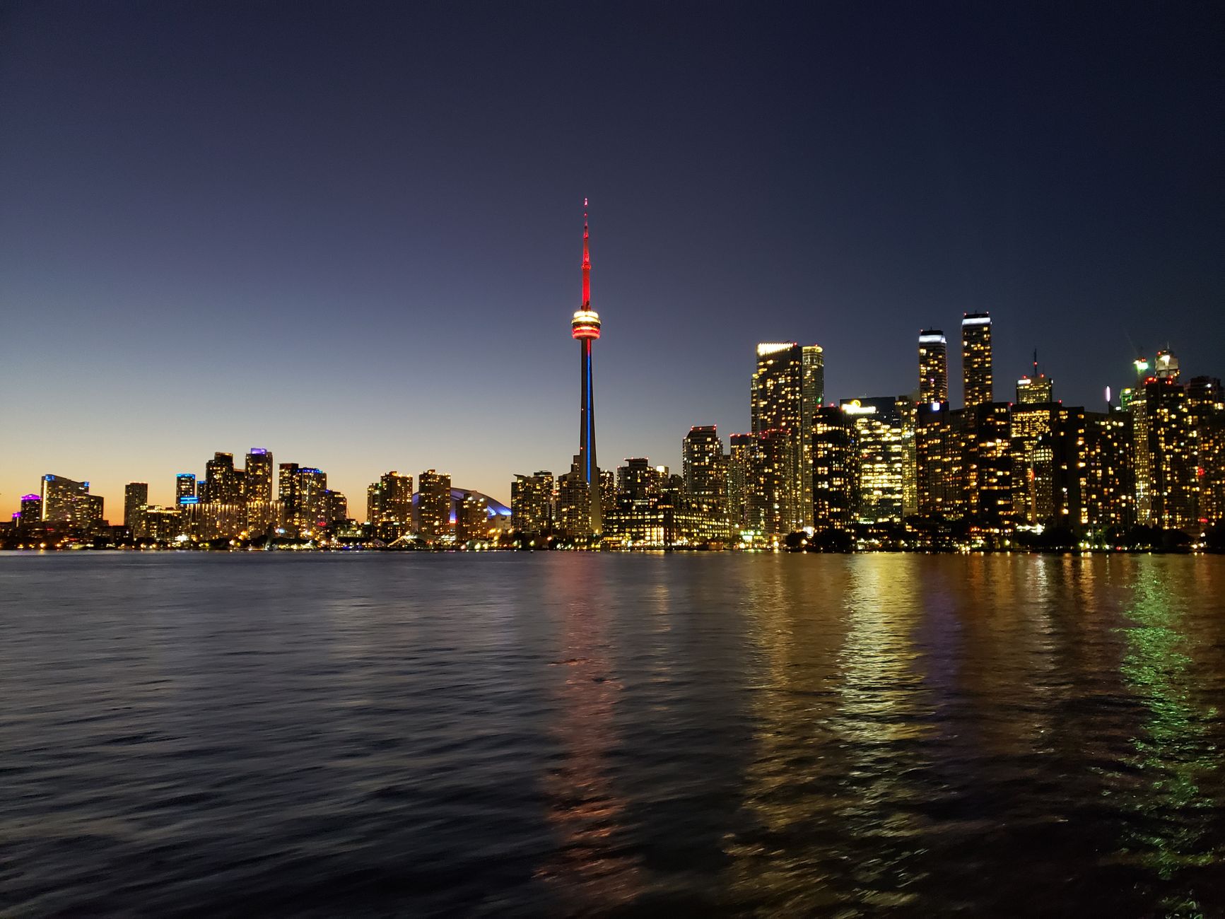 Nocna panorama Toronto z wieżą CN odbijającą się w jeziorze Ontario