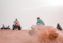 Quad na pustynnych wydmach podczas safari w Egipcie