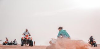 Quad na pustynnych wydmach podczas safari w Egipcie