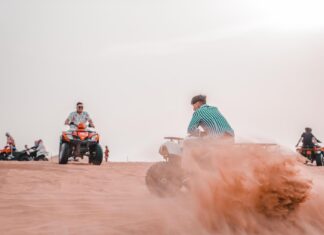 Quad na pustynnych wydmach podczas safari w Egipcie