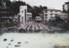Japońskie miasteczko onsen z parującymi gorącymi źródłami