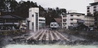 Japońskie miasteczko onsen z parującymi gorącymi źródłami