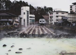 Japońskie miasteczko onsen z parującymi gorącymi źródłami