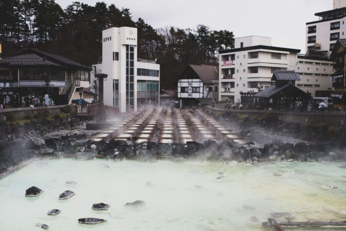 Japońskie miasteczko onsen z parującymi gorącymi źródłami