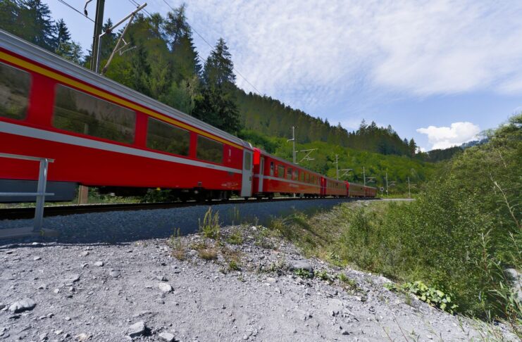 Swiss Travel Pass czy pojedyncze bilety? Kiedy karta naprawdę się opłaca Czerwony pociąg wśród malowniczych szwajcarskich gór