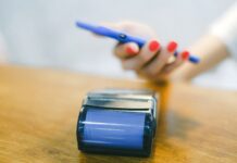 Płatność zbliżeniowa smartfonem przy terminalu w Brazylii
