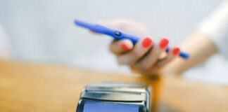 Płatność zbliżeniowa smartfonem przy terminalu w Brazylii