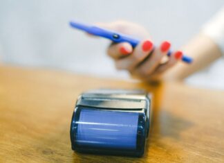 Płatność zbliżeniowa smartfonem przy terminalu w Brazylii