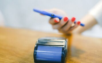 Płatności w Brazylii: gotówka, karta czy Pix? Jak uniknąć prowizji bankowych Płatność zbliżeniowa smartfonem przy terminalu w Brazylii